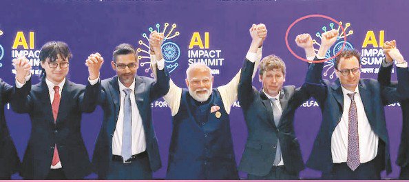 两名硅谷大佬在峰会合影环节各自握拳、拒绝握手 图GJ