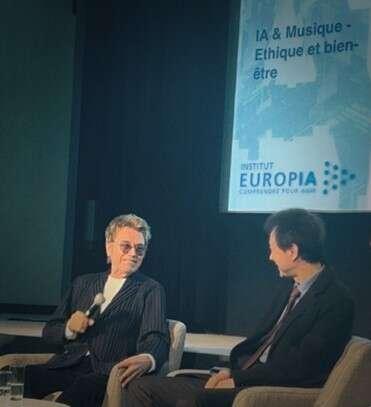 中央音乐学院教授李小兵与法国电子音乐大师让·米歇尔·雅尔（左）。主办方供图