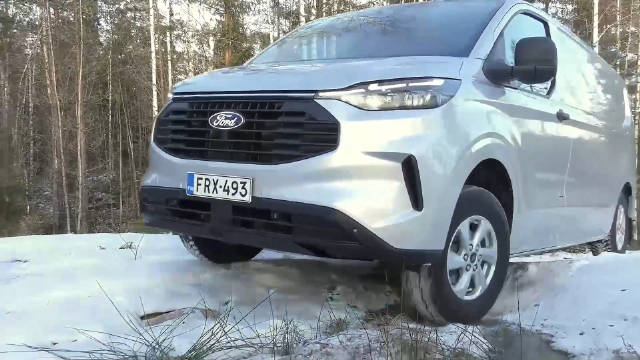 芬兰Arctic Trucks改造福特全顺四驱盲窗版通过<em>交叉</em><em>轴</em>测试