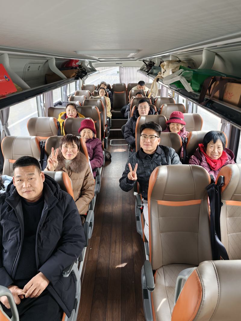 2月15日，腊月二十八，郁章宝一家15人踏上北京之旅。新京报记者 王巍 摄