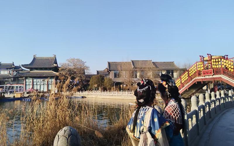 建业半亩园两位身着汉服的旅客在打卡拍照。新京报贝壳财经记者 徐倩 摄