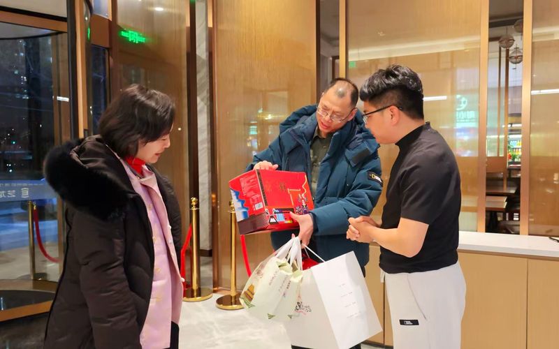 2月18日，北京市文旅局和丰台区文旅局给郁章宝一家送来“北京礼物”。新京报记者 王巍 摄