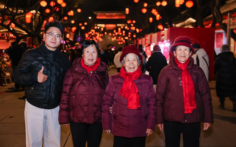 2月18日晚，郁章宝和家人们在逛宛平新春庙会。丰台区文旅局供图