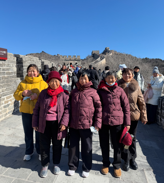 2月16日，腊月二十九，郁章宝带着家人们登长城。受访者供图