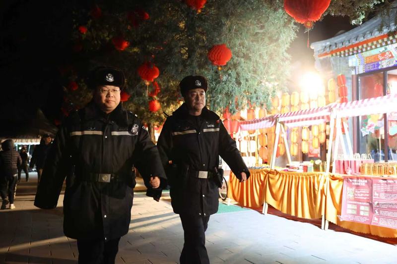 夜晚，民警在庙会街区执勤。北京警方供图