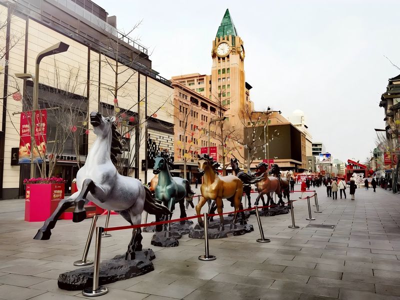 中国工艺美术大师朱炳仁在王府井大街打造“王府八骏”艺术雕塑群。受访者供图