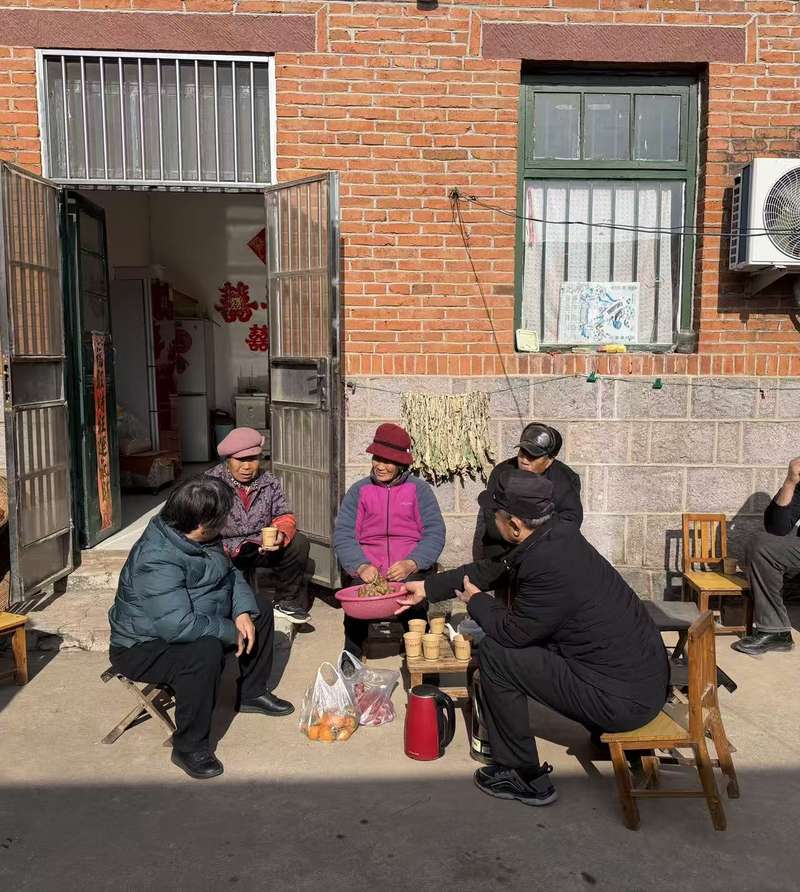 出发之前，郁章宝的二叔、大舅、小姨围坐在一起商量去北京的事。受访者供图