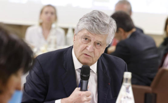 法国又来老一套：不慌，欧盟手里有牌应对美国关税