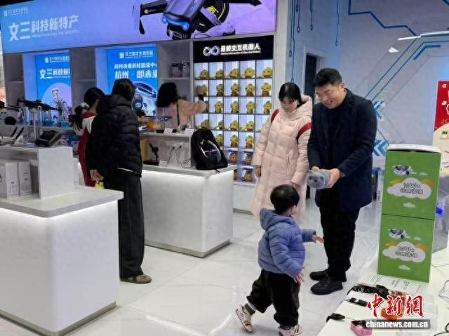 杭州文三数字生活街区的“科技新特产”店内，市民游客在选购产品。 文三数字生活街区 供图