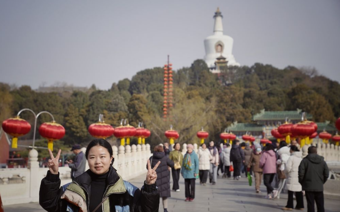 ▲大年初五，游客在北京北海公园白塔前留影。新京报记者 王远征 摄