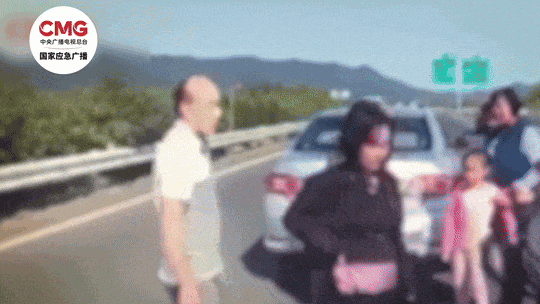 △高速事故发生后，人员未撤离至护栏外，原地协商引发二次事故。