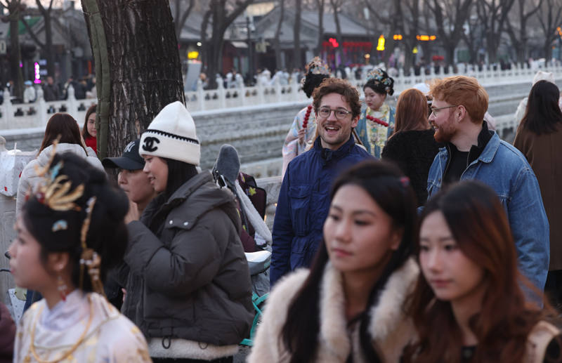 2月20日，外国游客游览什刹海。新京报记者 李木易 摄