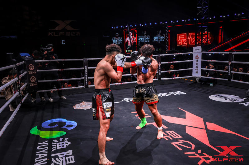 新春盛典—昆仑决世界格斗冠军赛·怀柔站，观众现场感受格斗魅力。怀柔区委宣传部供图