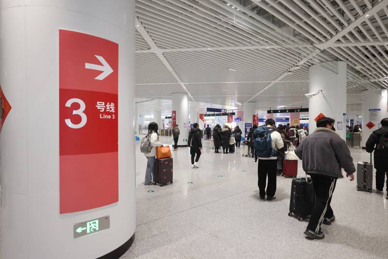 从北京朝阳站出站换乘地铁3号线的旅客，无需再次安检，直接实现“一次安检、全程畅行”。新京报记者 王贵彬 摄