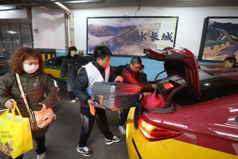 工作人员帮助旅客搬运行李，以便快速上车。新京报记者 王贵彬 摄