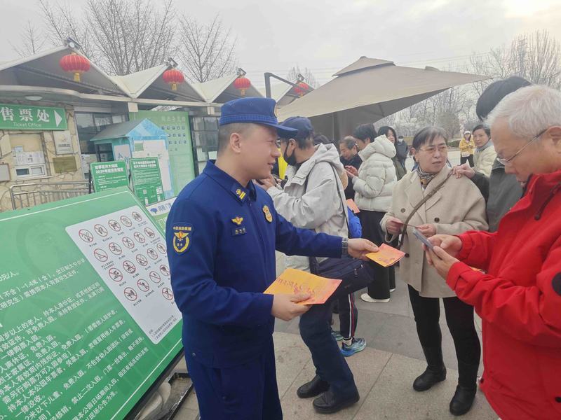 消防员在消防宣传点为市民发放宣传手册，讲解消防安全知识。丰台消防供图