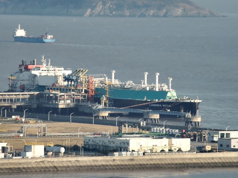 2月21日，“传奇忠诚”轮靠泊洋山LNG码头，接卸液化天然气。上海边检供图