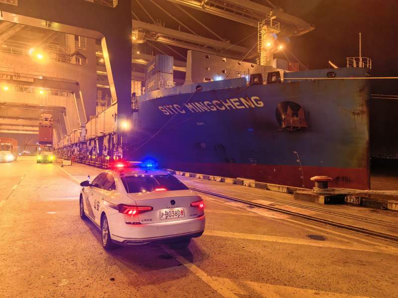 2月21日，上海边检机关保障“海丰明诚”轮搭载的新鲜果品快速卸船上岸。上海边检供图