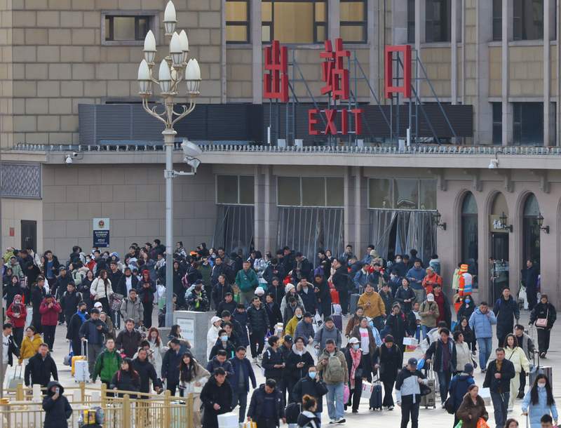 北京站出站口，返京旅客有序出站。新京报记者 王贵彬 摄