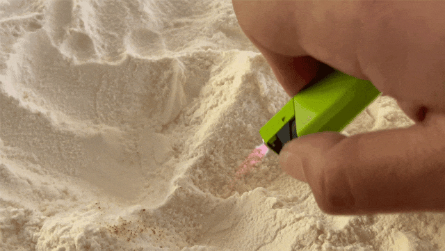 △ 聚集的面粉不易燃烧。