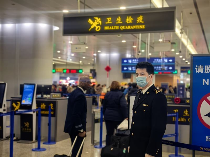 上海浦东机场海关关员耐心协助旅客开展健康申报。受访者供图