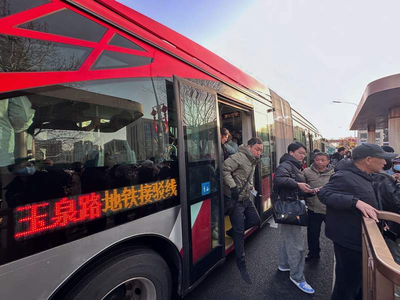 地铁接驳公交专线抵达玉泉路地铁站。新京报记者 王贵彬 摄