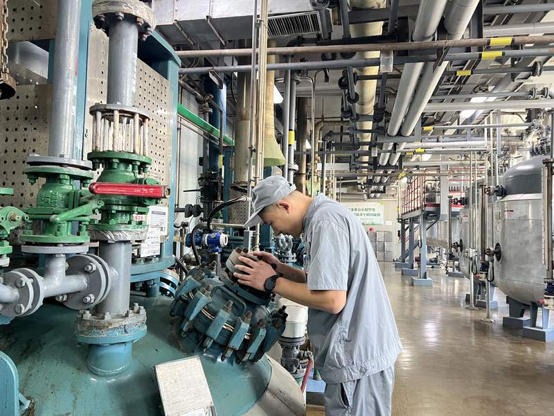 东北制药原料药生产分厂员工春节坚守岗位。