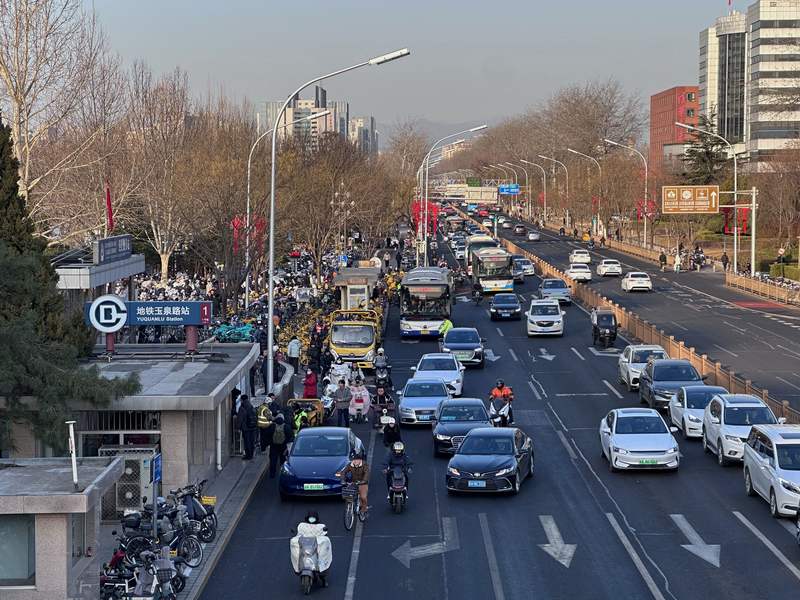 受1号线相关地铁站封站影响，今早玉泉路站周边交通压力较大。新京报记者 王贵彬 摄