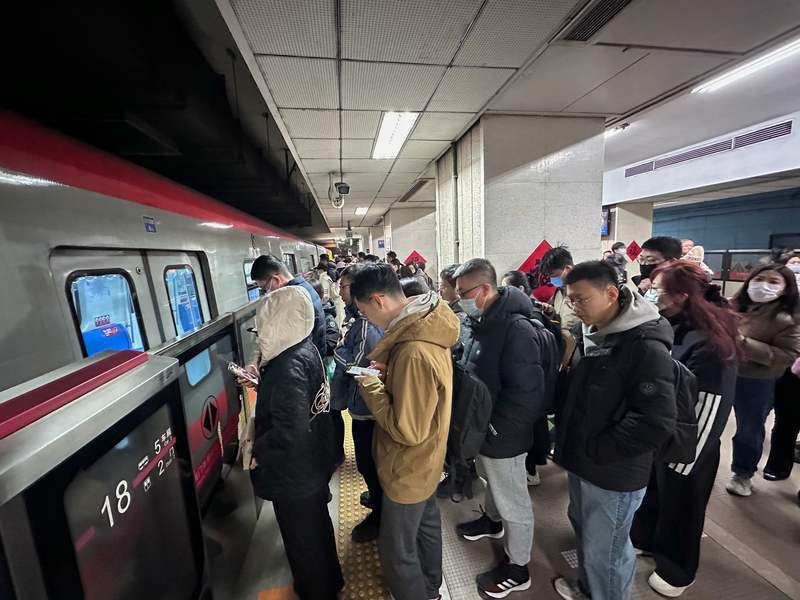 今天早高峰，1号线玉泉路地铁站，乘客排队候车。新京报记者 王贵彬 摄