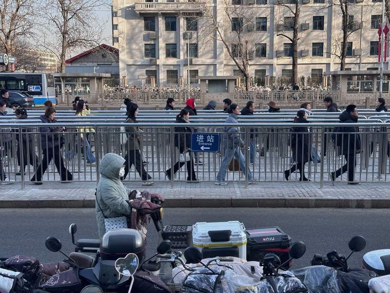 玉泉路地铁站外，乘客有序排队进站。 新京报记者 王贵彬 摄