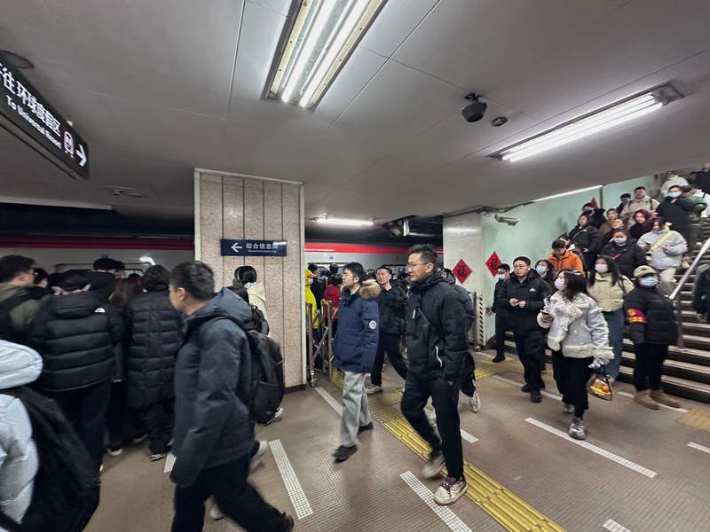 玉泉路地铁站内，乘客有序上车。新京报记者 王贵彬 摄