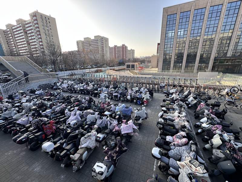 玉泉路地铁站周边，增设了非机动车停车位。 新京报记者 王贵彬 摄