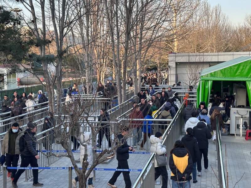 玉泉路地铁站外，安检处外移至地面，乘客有序排队进站。新京报记者 王贵彬 摄