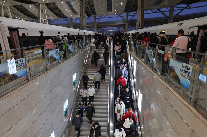 2026年2月24日晚间，北京南站站台，旅客乘坐京津城际列车抵达北京。新京报记者 王贵彬 摄