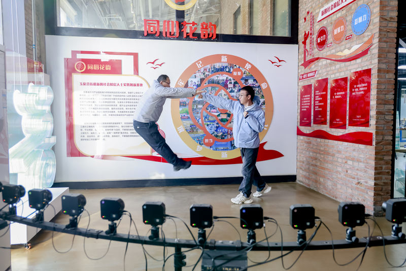 在丰台区“青创村”梦工场集中展示区，记者体验容积视觉公司“子弹时间”拍摄技术。丰台区供图