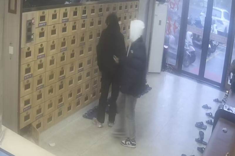 嫌疑人在作案。上海浦东警方供图