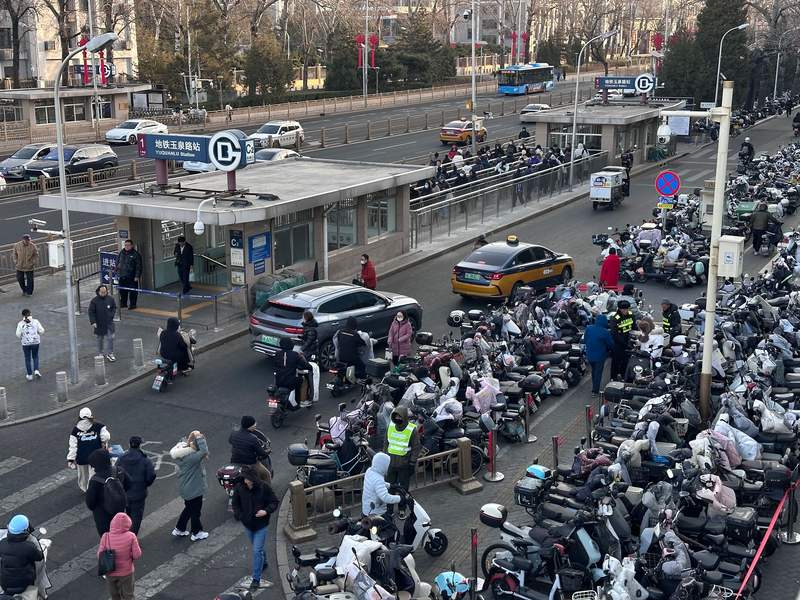 玉泉路地铁站周边非机动车停放压力较大，有关部门在现场安排人员加强秩序维护。 新京报记者 王贵彬 摄