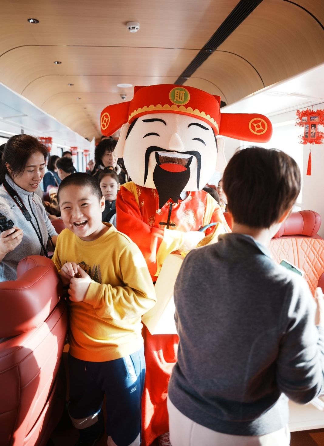 2026年春节期间，“星光·燕赵号”上，财神和乘客互动。受访者供图