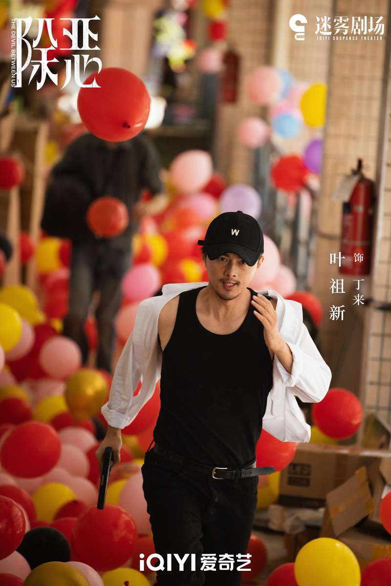 叶祖新把反派丁来的缜密、决绝与身上的魅力都演得很到位。