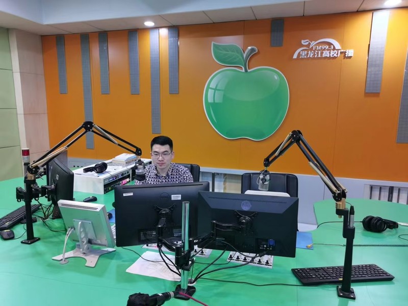 2020年，现为婚礼主持人兼脱口秀演员的田野参加黑龙江电视台组织的脱口秀比赛晋级，并成为常驻嘉宾。 受访者供图