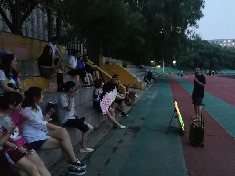 2018年，王兵兵在哈尔滨的校园讲脱口秀。 受访者供图