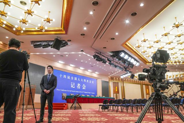 图为媒体记者来到新闻中心采访报道。