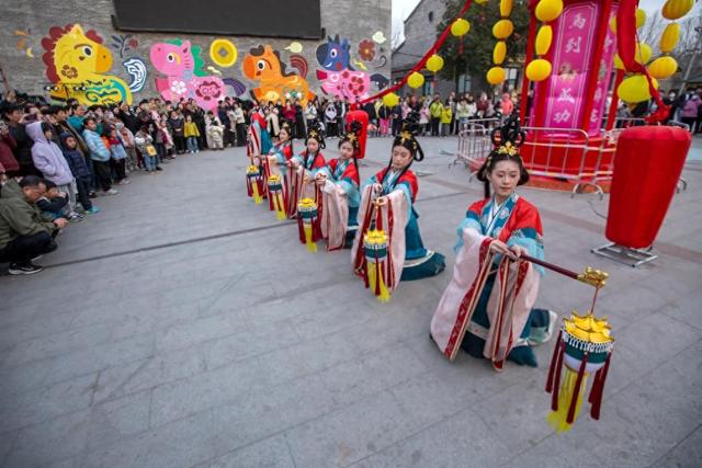 游客在河南安阳考古小镇观看灯舞表演。（毕兴世 摄）