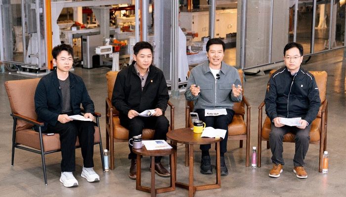 雷军马年首次直播谈汽车安全，详细介绍新一代SU7门把手