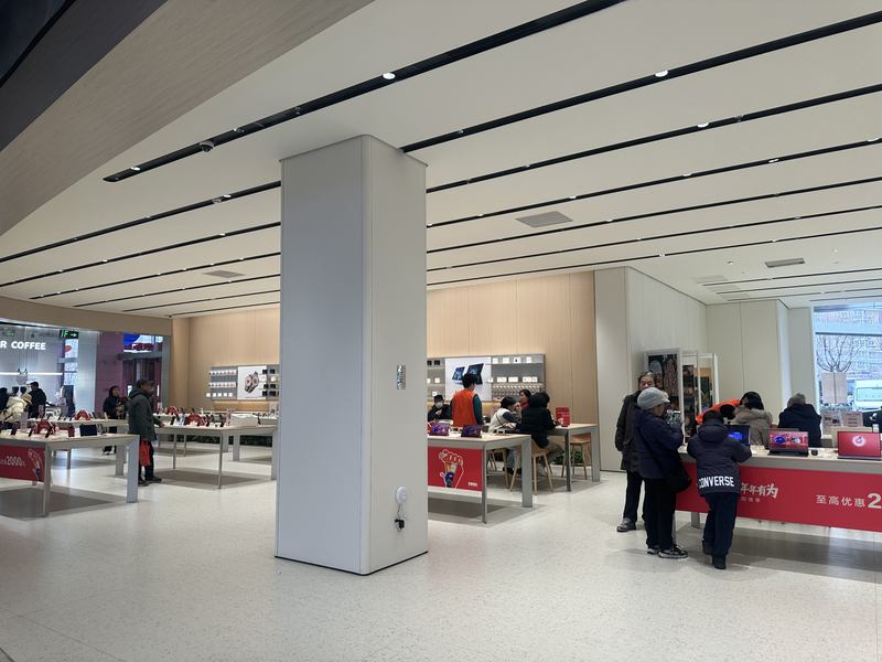 消费者在线下手机卖场选购。新京报贝壳财经记者 张晓慧 摄