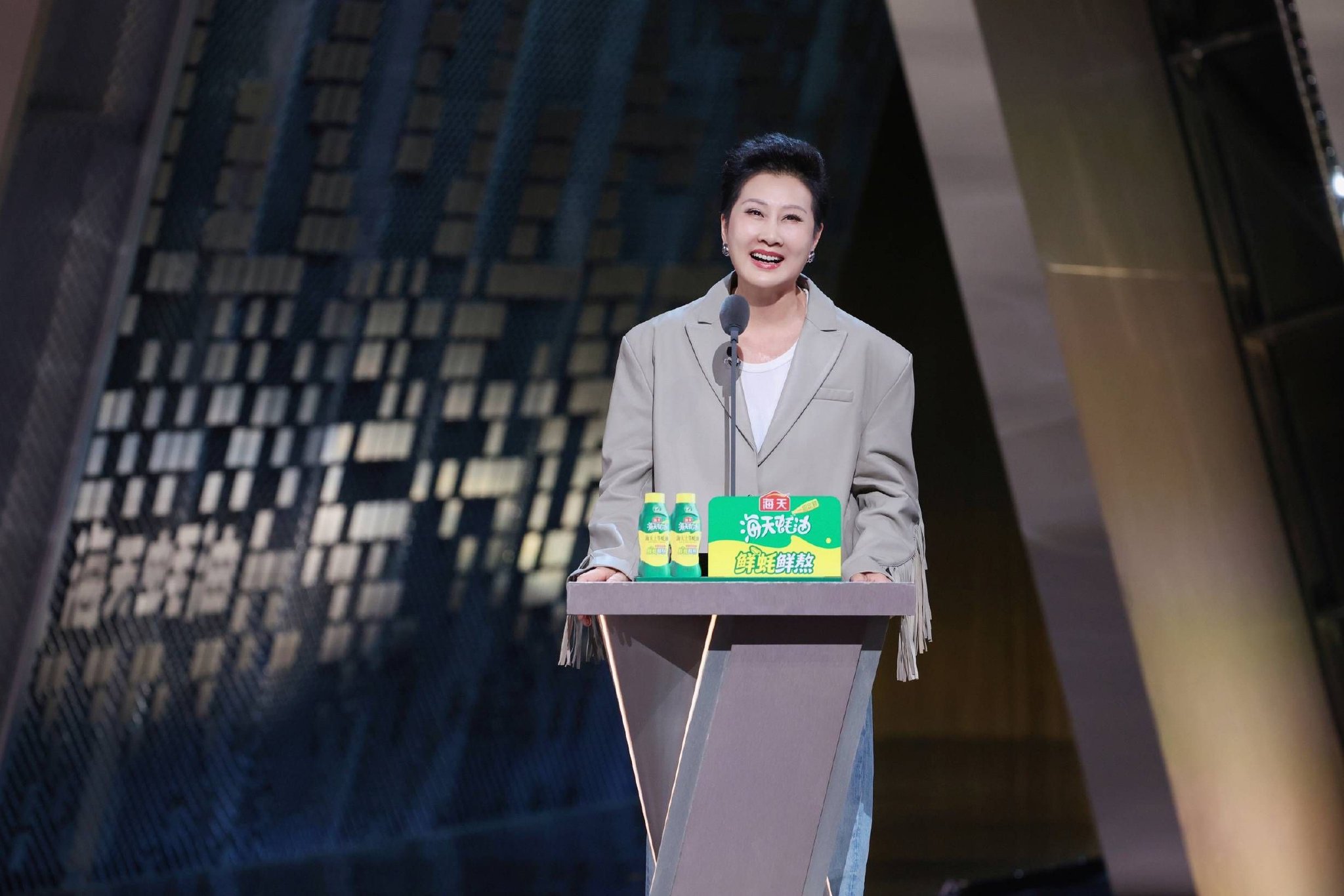 凯丽《主咖》老友相聚爆梗输出笑声不断 提倡穿衣自由上热搜|张凯丽|主咖和Ta的朋友们|唐国强|李诚儒|倪萍_新浪娱乐_新浪新闻
