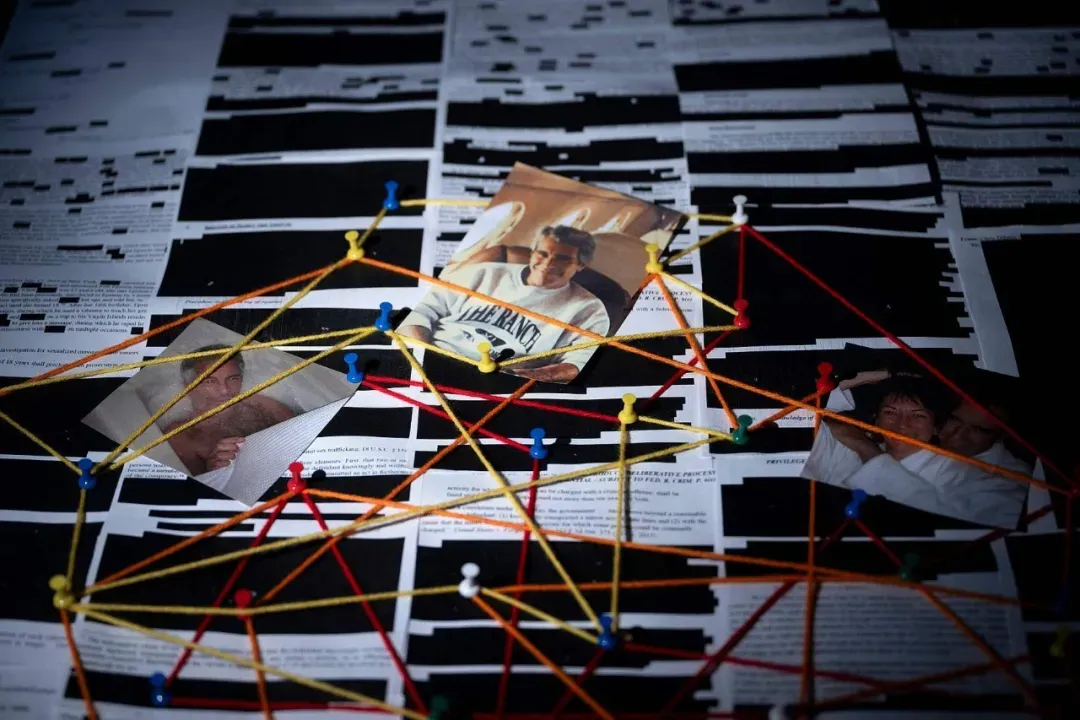 当地时间2026年2月18日，美国华盛顿特区，这张图片展示了美国司法部发布的爱泼斯坦案文件中的部分内容/图源：视觉中国