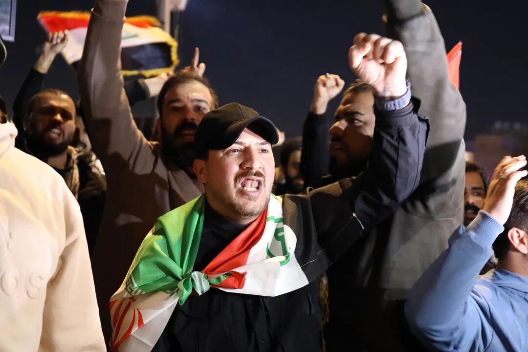 2月28日，民众在伊拉克首都巴格达举行示威，抗议美国和以色列军事打击伊朗。新华社发（哈利勒·达伍德摄）