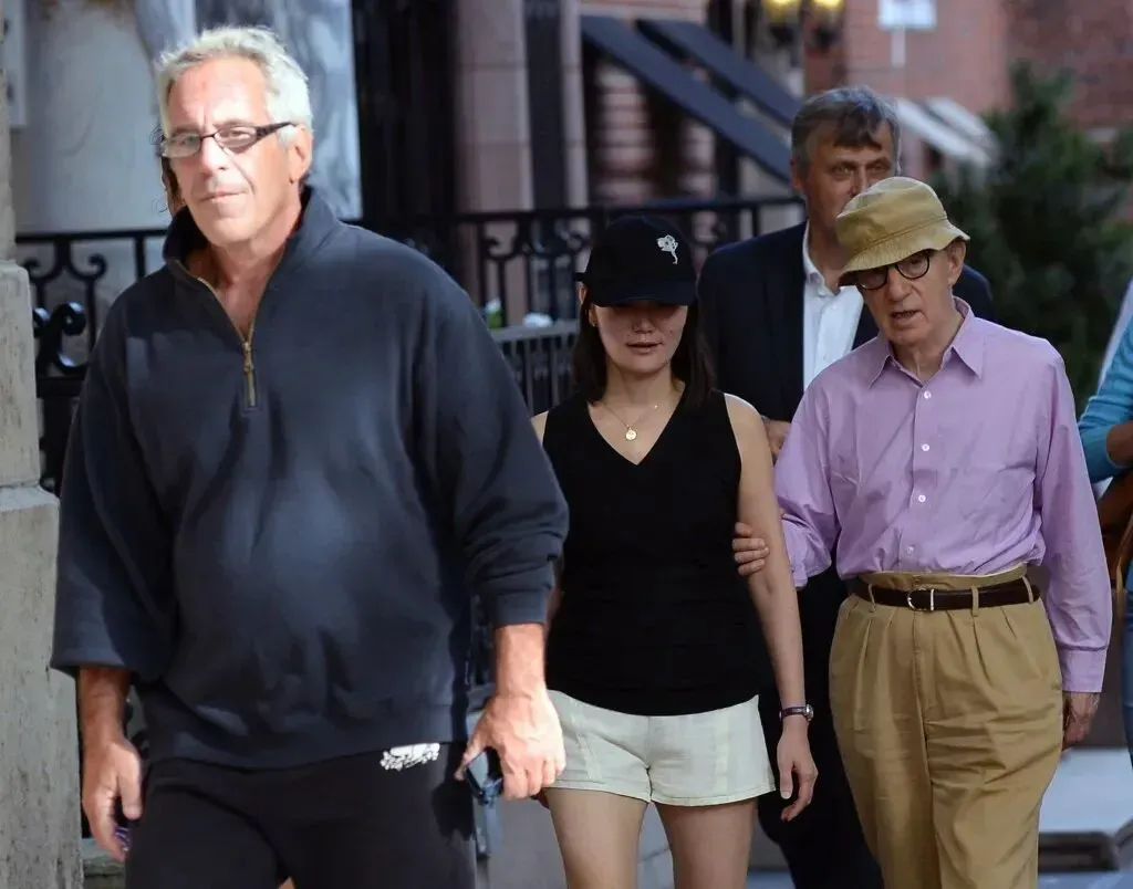 爱泼斯坦（左一）与伍迪·艾伦夫妇/图源：澎湃新闻