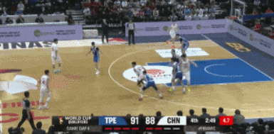 紧接着中国男篮依靠造杀伤站上罚球线，成功反超了比分，图为赵睿造成林庭谦三分犯规。